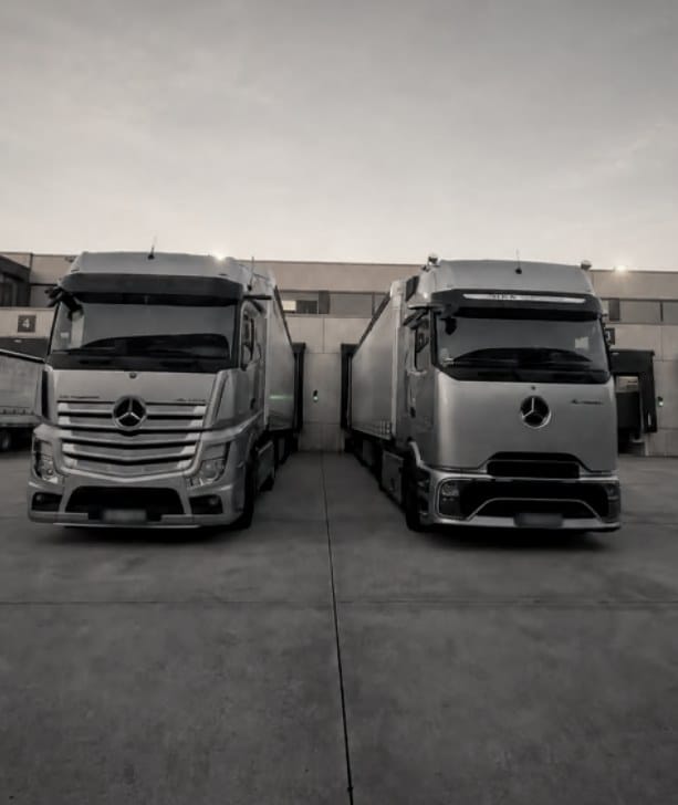 Zwei Actros an der Rampe in der Dämmerung