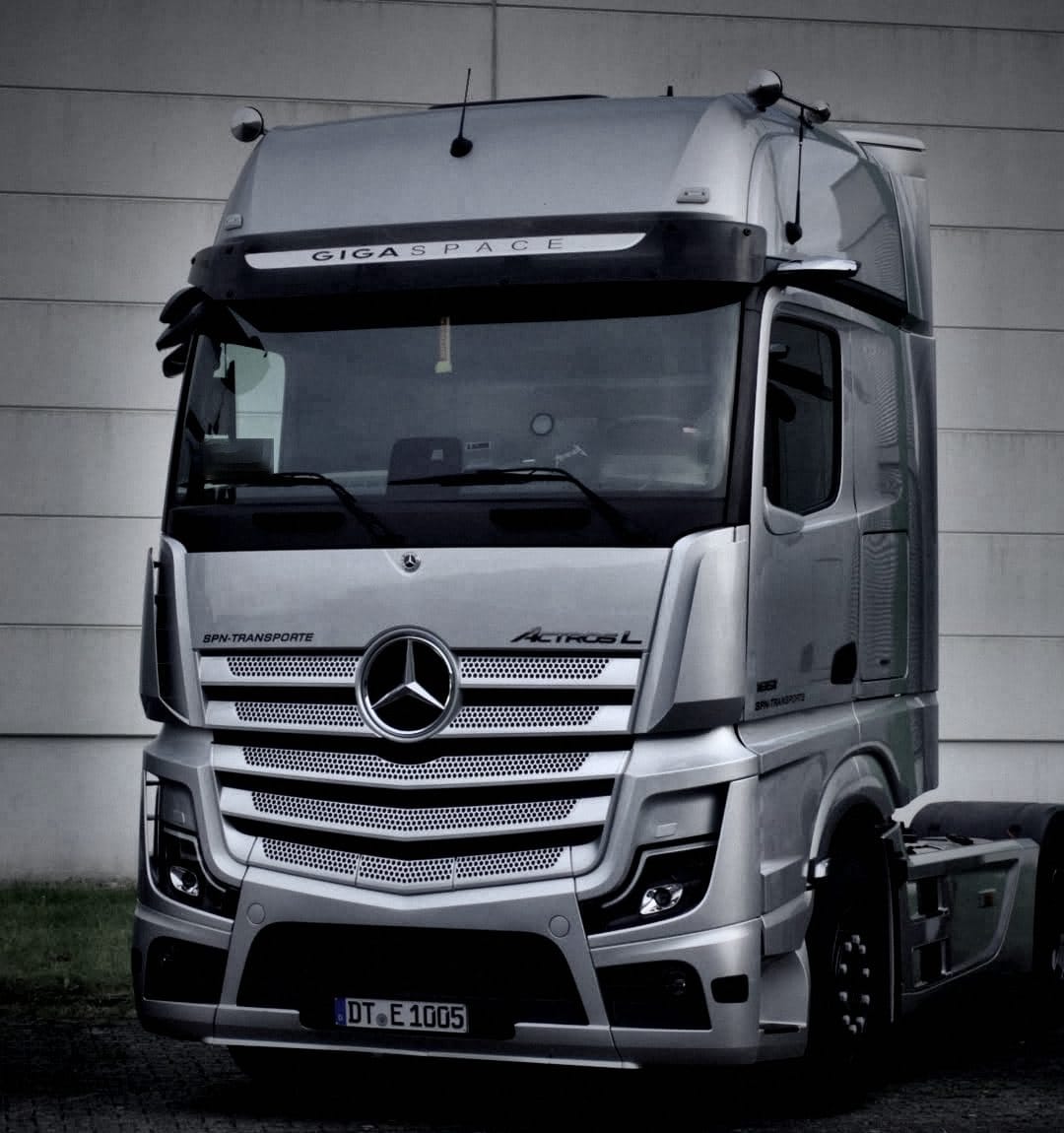 Actros L mit SPN-Transporte-Schriftzug am Kühlergrill