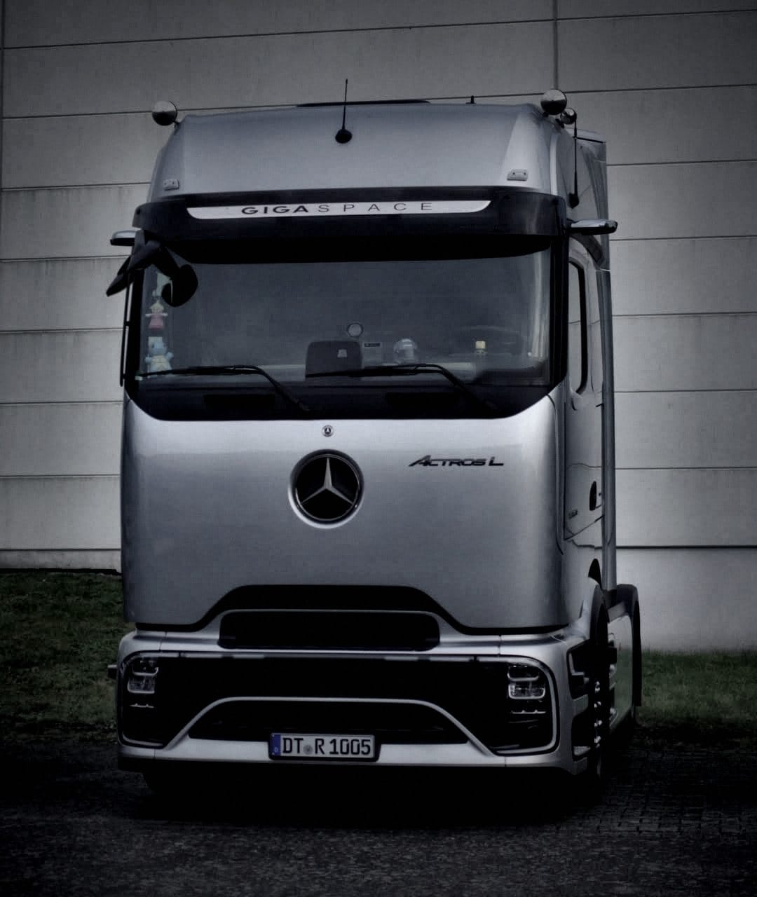 Mercedes-Benz Actros L von SPN-Transporte, Frontansicht