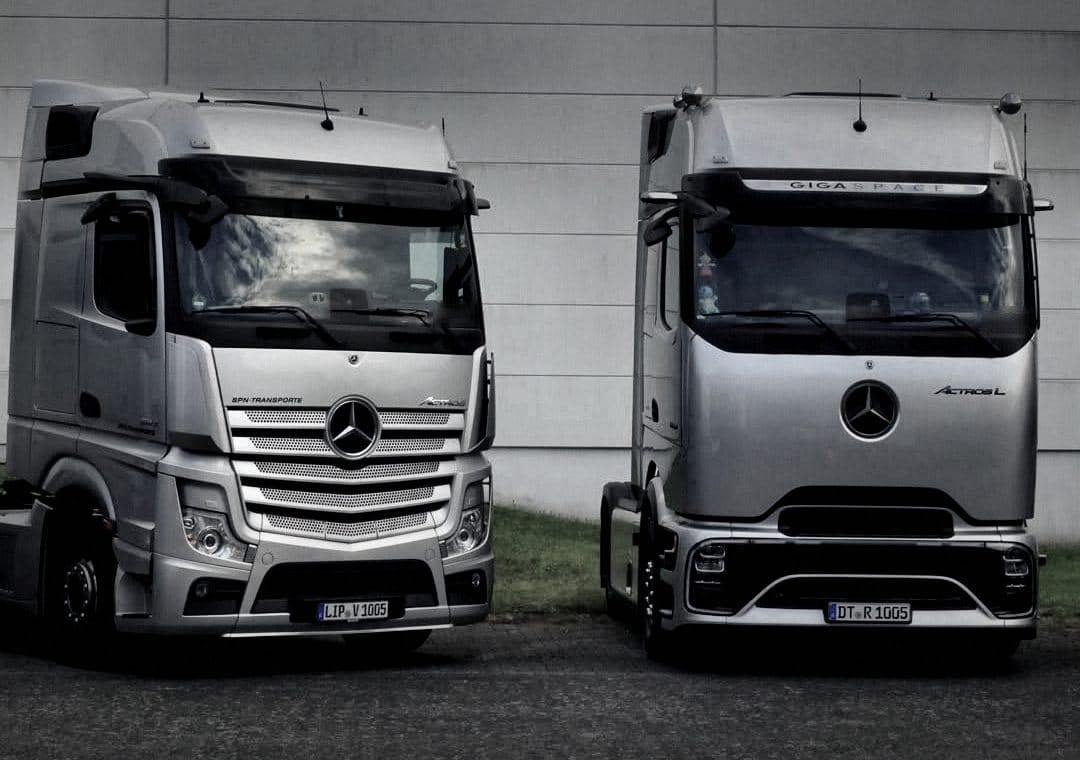 Actros und Actros L nebeneinander