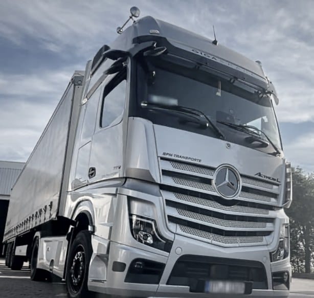 Actros von SPN-Transporte aus der Froschperspektive unter freiem Himmel