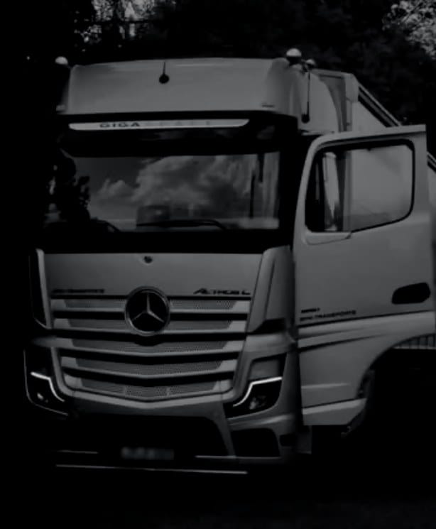 Actros L in Schwarz-Weiß vor dunklem Hintergrund